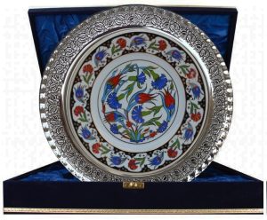 PRT 32 25 Cm Siyah Altın Yaldızlı Lale karanfil Çini Desenli Gümüş Çerçeveli Porselen Tabak