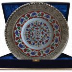 PRT 38 25 Cm Kırmızı Altın Yaldızlı Lale karanfil Desenli Gümüş Çerçeveli Porselen Çini Tabak