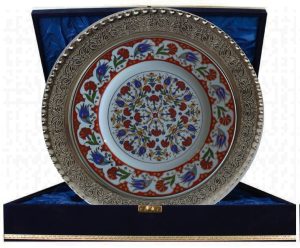 PRT 38 25 Cm Kırmızı Altın Yaldızlı Lale karanfil Desenli Gümüş Çerçeveli Porselen Çini Tabak