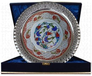 PRT 50 25 Cm Kırmızı Altın Yaldızlı Lale karanfil Desenli  Porselen Gümüş Çerçeveli Çini Tabak