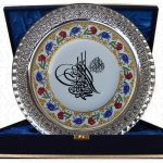 PRT 8 25 Cm Sarı Altın Yaldızlı Allah Muhammed yazılı Çini Desenli Gümüş Çerçeveli Porselen Tabak